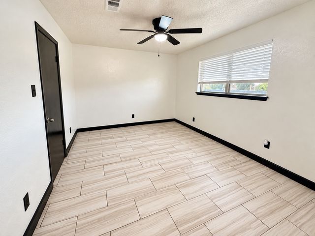 313 Linda Drive, Burleson, TX 76028