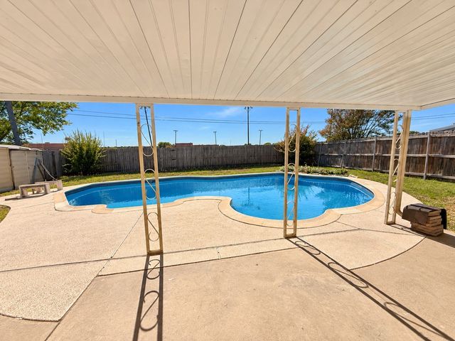313 Linda Drive, Burleson, TX 76028