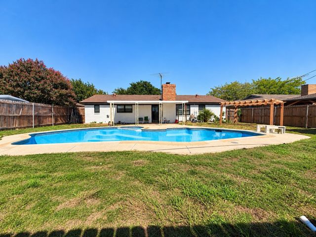313 Linda Drive, Burleson, TX 76028