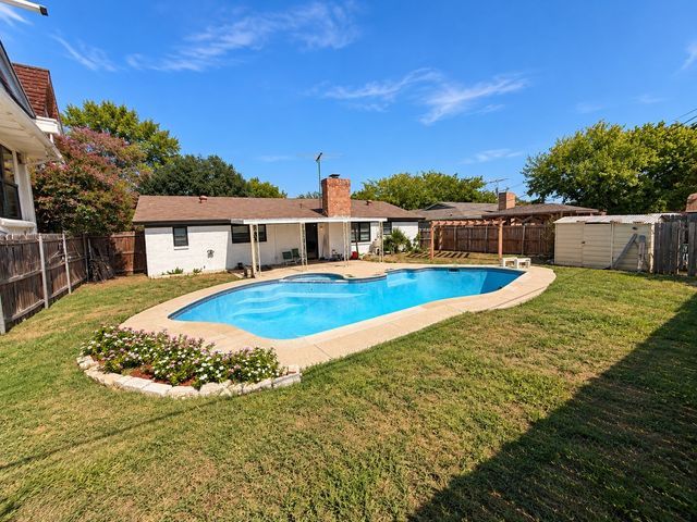 313 Linda Drive, Burleson, TX 76028
