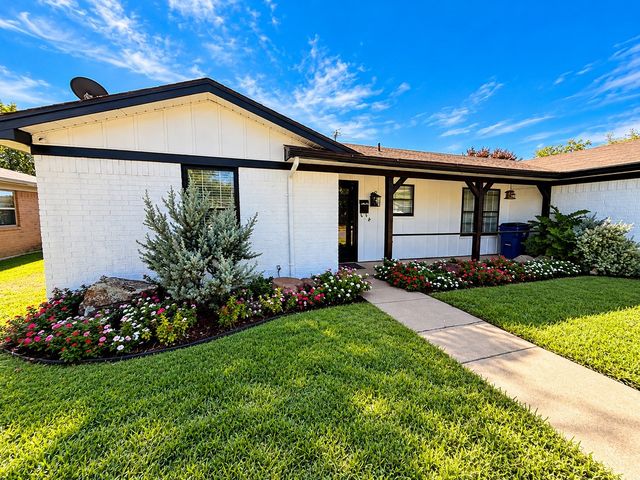 313 Linda Drive, Burleson, TX 76028