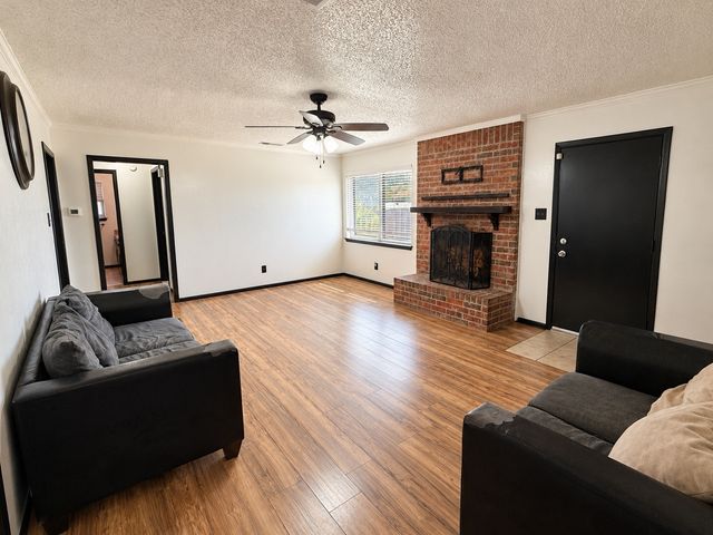 313 Linda Drive, Burleson, TX 76028