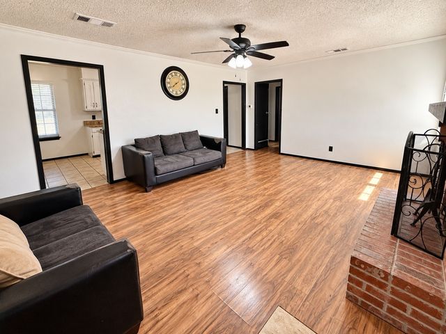 313 Linda Drive, Burleson, TX 76028