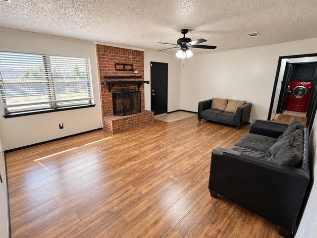 313 Linda Drive, Burleson, TX 76028