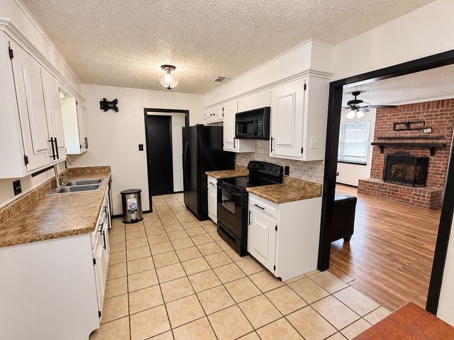 313 Linda Drive, Burleson, TX 76028