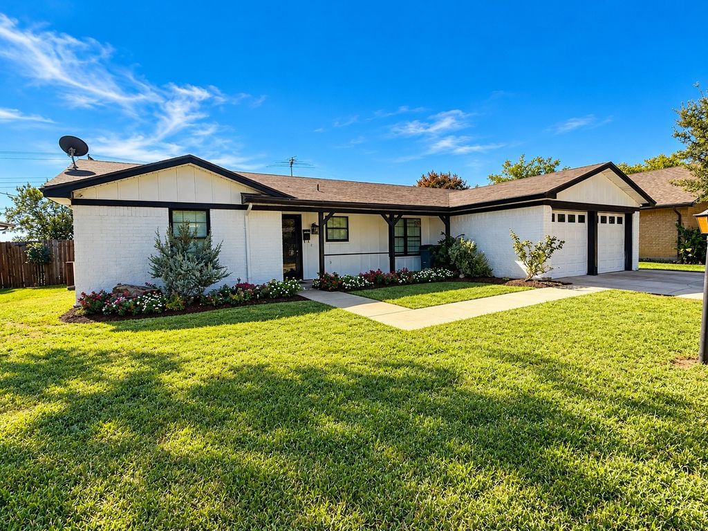 313 Linda Drive, Burleson, TX 76028