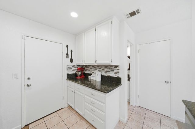 5045 N Laguna Dr, Sacramento, CA 95823