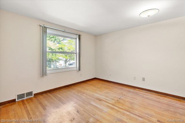 15602 Comstock Street, Livonia, MI 48154
