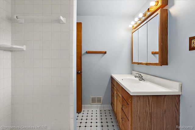15602 Comstock Street, Livonia, MI 48154