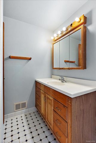 15602 Comstock Street, Livonia, MI 48154