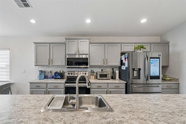 7011 GIDEON CIRCLE, Zephyrhills, FL 33541