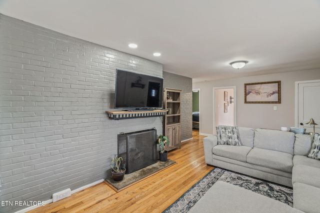 201 W Fairview Rd, Oak Ridge, TN 37830