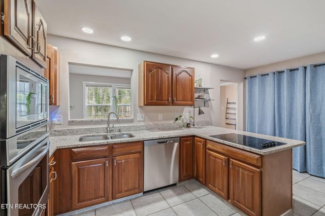 201 W Fairview Rd, Oak Ridge, TN 37830