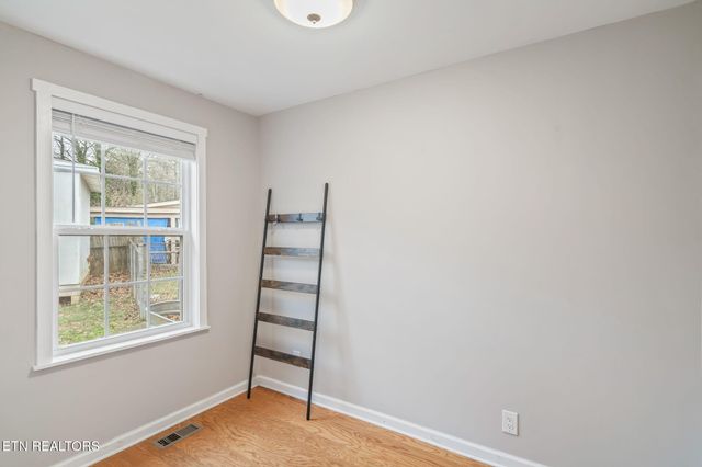 201 W Fairview Rd, Oak Ridge, TN 37830