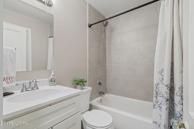 201 W Fairview Rd, Oak Ridge, TN 37830