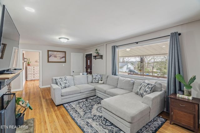 201 W Fairview Rd, Oak Ridge, TN 37830