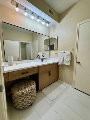 8055 Cambridge Street 19, Houston, TX 77054
