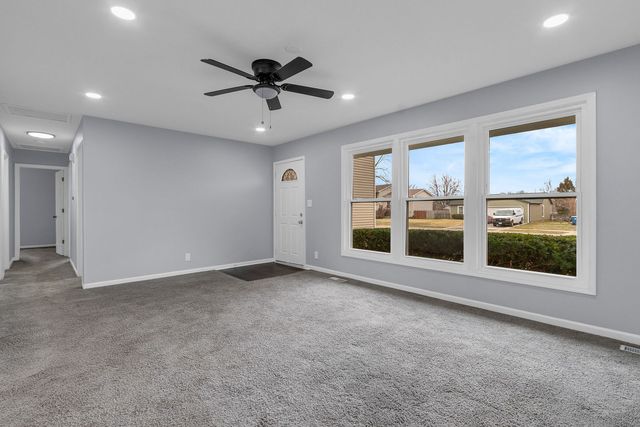 1295 Foxcroft Drive, Aurora, IL 60506