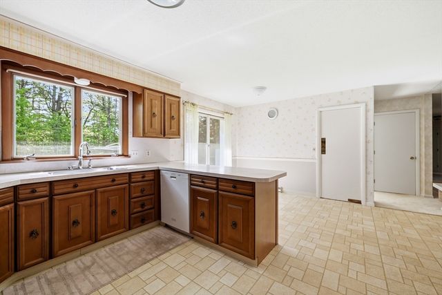 1303 Plumtree Rd, Springfield, MA 01119