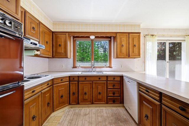 1303 Plumtree Rd, Springfield, MA 01119
