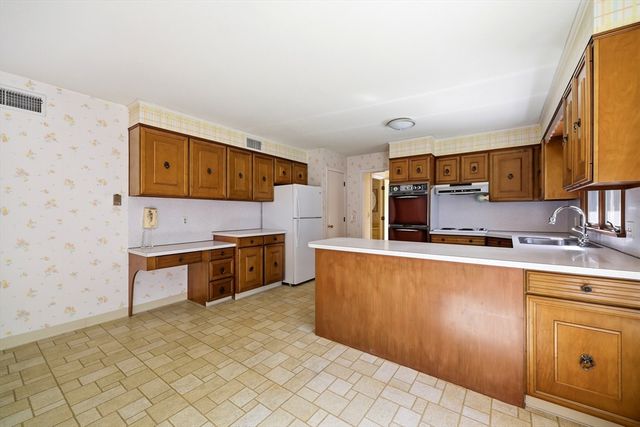 1303 Plumtree Rd, Springfield, MA 01119