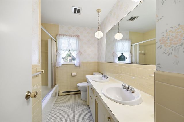 1303 Plumtree Rd, Springfield, MA 01119