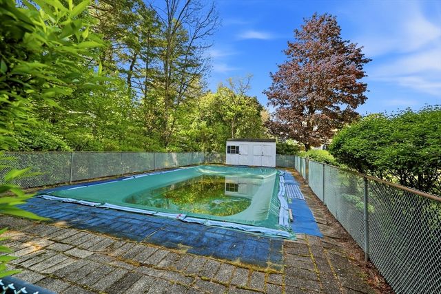 1303 Plumtree Rd, Springfield, MA 01119