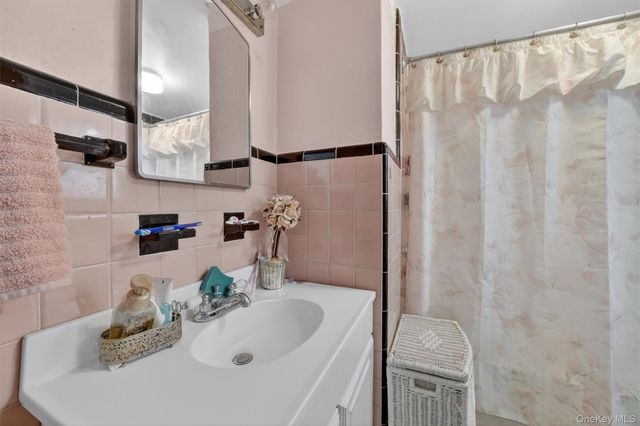 56 Lincoln Avenue, Pearl River, NY 10965