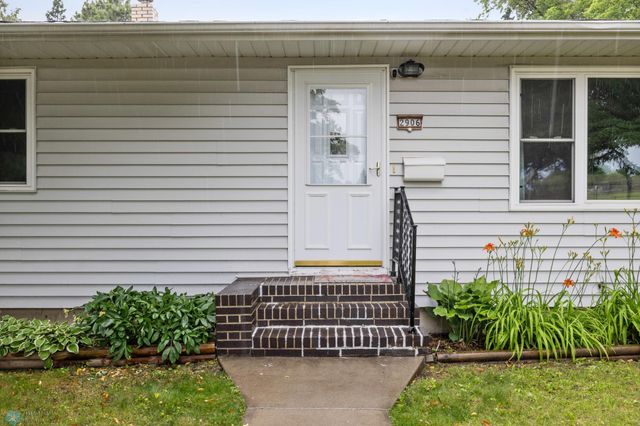2906 10th Street N, Fargo, ND 58102