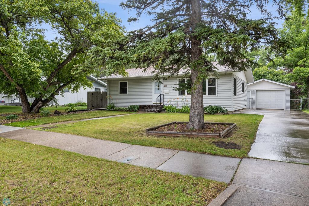 2906 10th Street N, Fargo, ND 58102