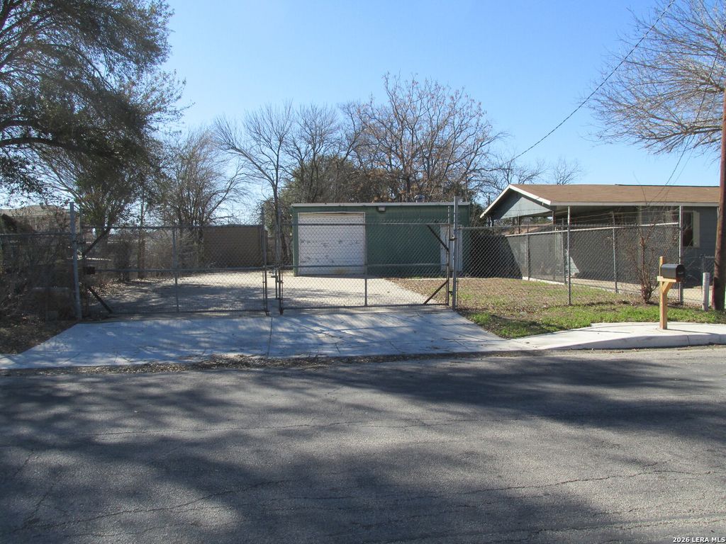 1610 N Whitman, San Antonio, TX 78211