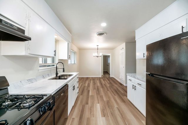 102 Mildred Lane, Benbrook, TX 76126