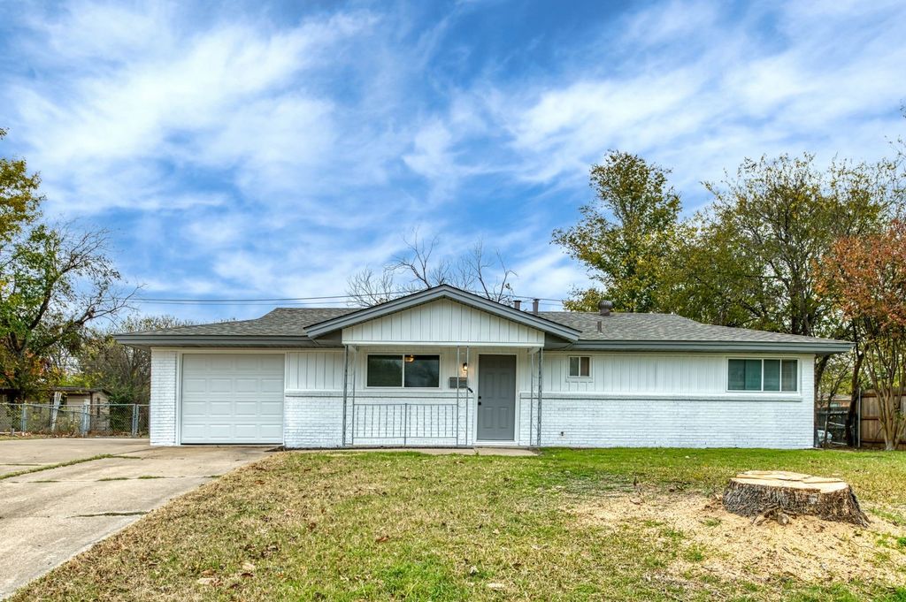 102 Mildred Lane, Benbrook, TX 76126