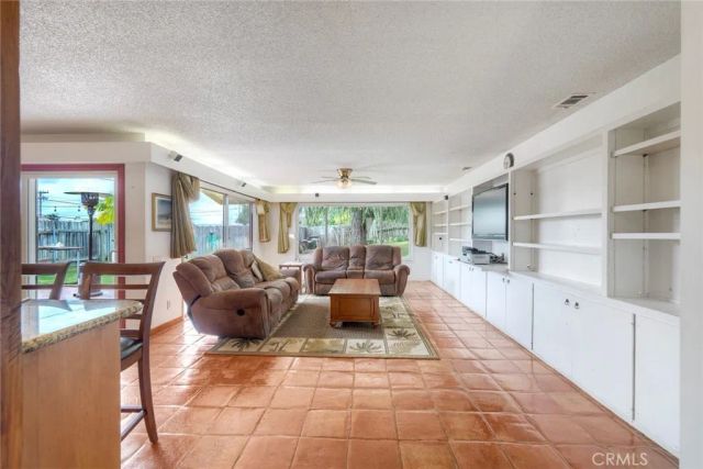 316 W Kalmia, Fallbrook, CA 92028