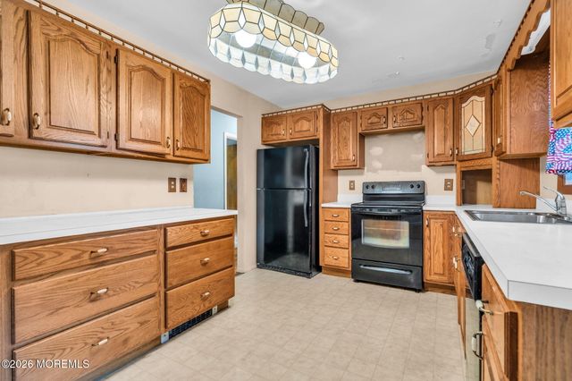 28 Shady Nook Drive, Toms River, NJ 08755