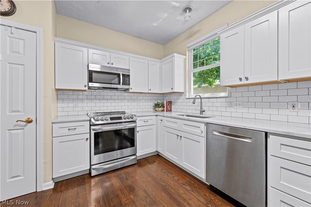 1936 Pembrooke Lane, Avon, OH 44011