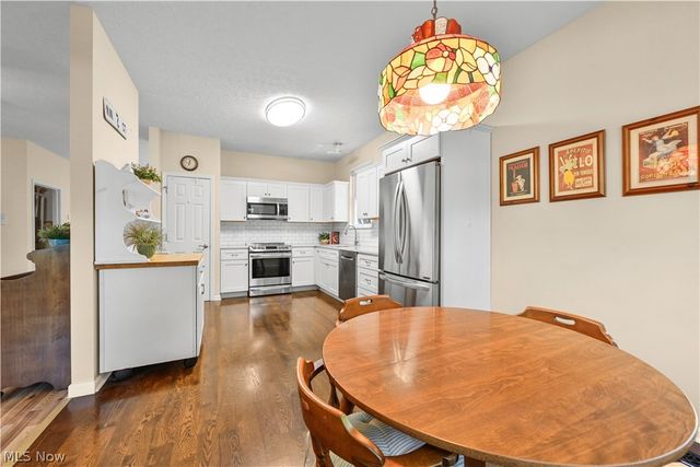 1936 Pembrooke Lane, Avon, OH 44011