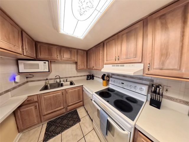 7701 STARKEY ROAD 436, Seminole, FL 33777