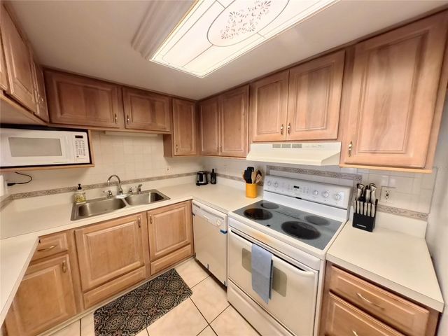 7701 STARKEY ROAD 436, Seminole, FL 33777