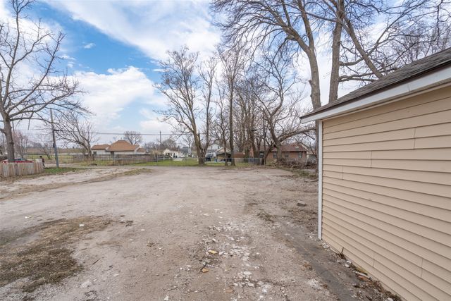 1610 E Grand Avenue, Des Moines, IA 50316