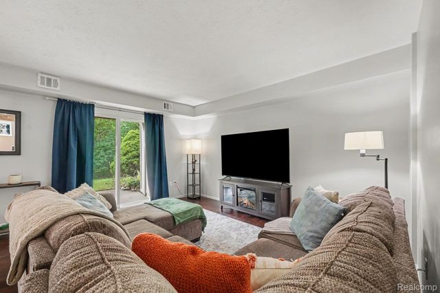 1683 Riverside Drive 2, Rochester Hills, MI 48309