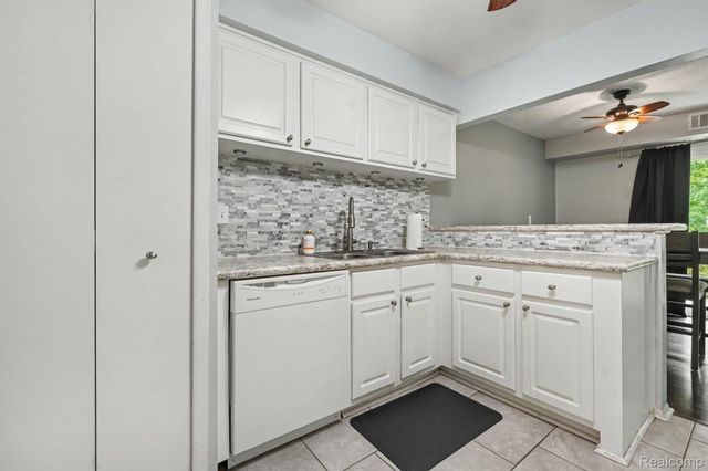 1683 Riverside Drive 2, Rochester Hills, MI 48309