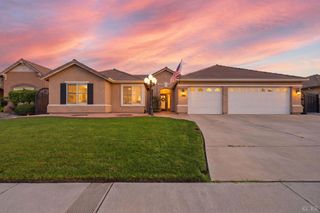 1945 W Picadilly Lane, Hanford, CA 93230