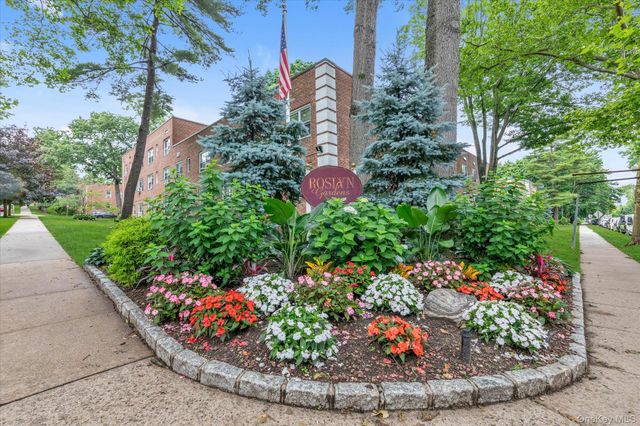 3 Edwards Street 1F, Roslyn Heights, NY 11577