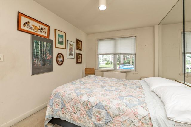 3 Edwards Street 1F, Roslyn Heights, NY 11577