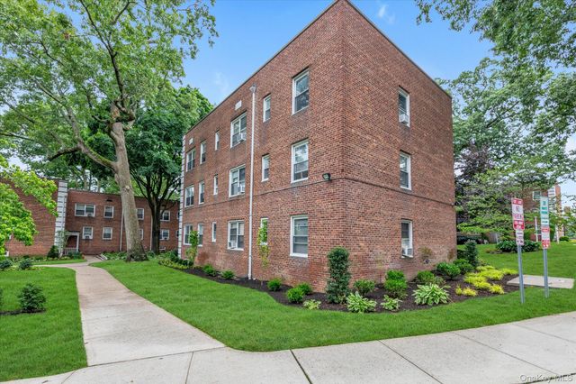 3 Edwards Street 1F, Roslyn Heights, NY 11577