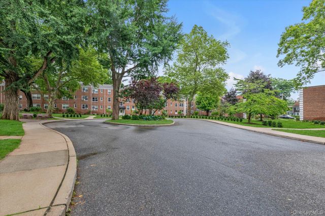 3 Edwards Street 1F, Roslyn Heights, NY 11577
