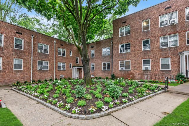 3 Edwards Street 1F, Roslyn Heights, NY 11577