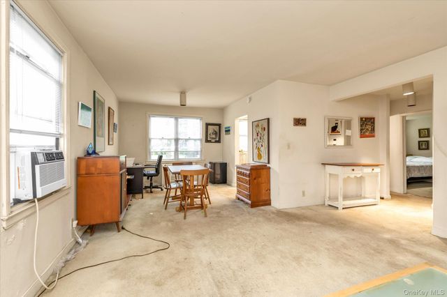 3 Edwards Street 1F, Roslyn Heights, NY 11577
