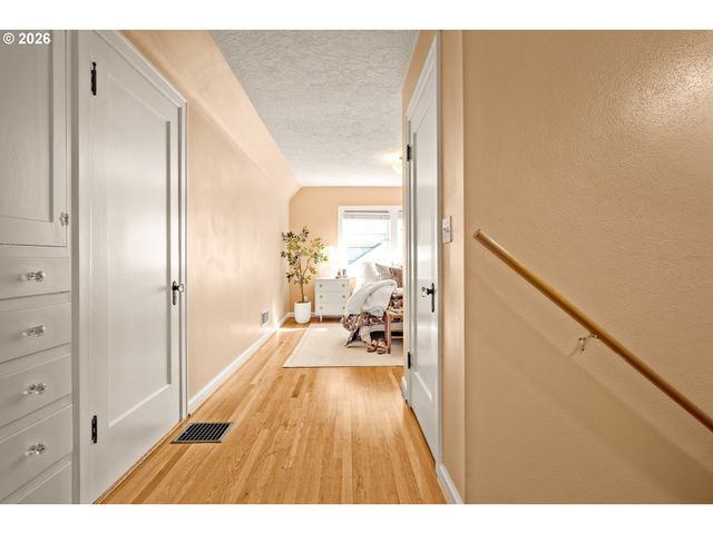 2635 Se MARKET St, Portland, OR 97214